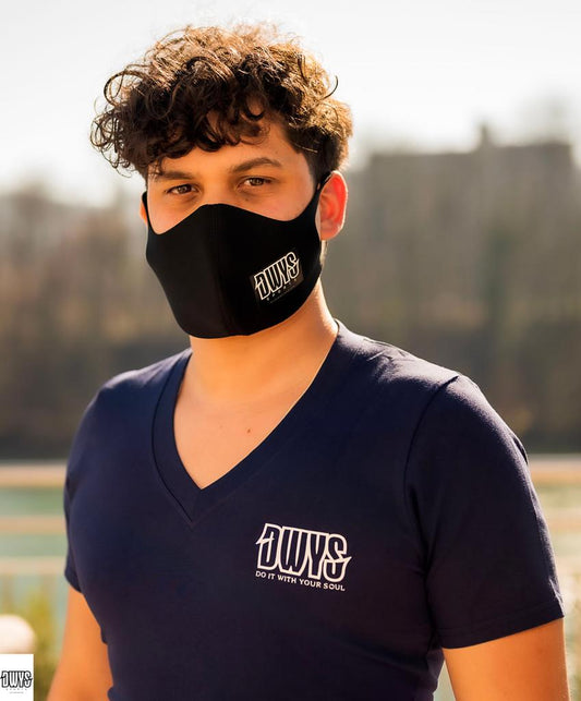 T-Shirt Herren in Blau, getragen im Freien