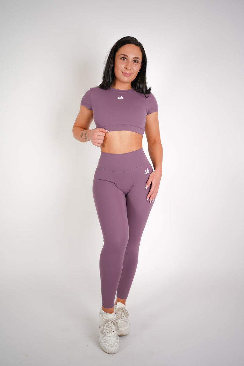 Glamour Casual Set Berry Purple – Cutout Back T-Shirt und Scrunch Leggings in Beerenlila, Vorderansicht