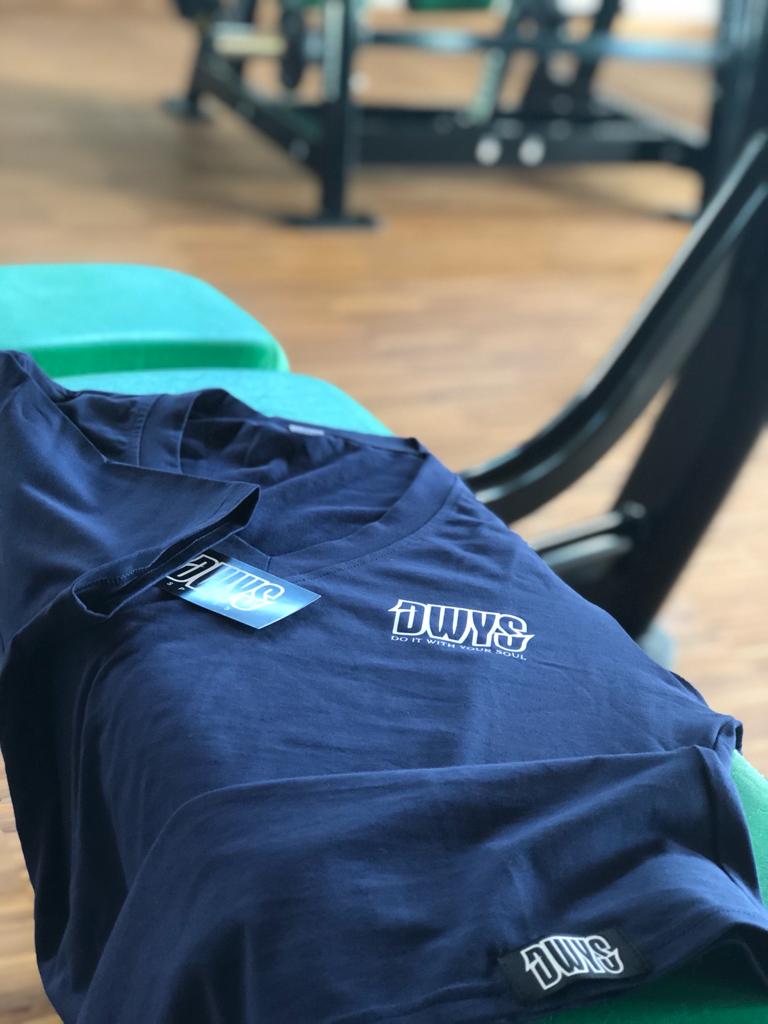 T-Shirt Herren in Blau mit V-Ausschnitt, Flatlay