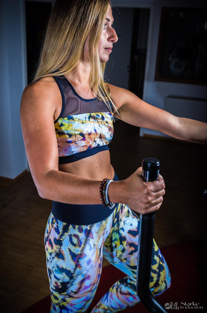Leopard Sport-BH und Leggings im Set, getragen im Gym