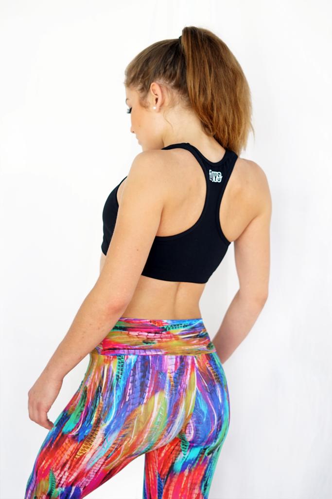 Feder Leggings im bunten Feder-Print, Rückansicht am Model