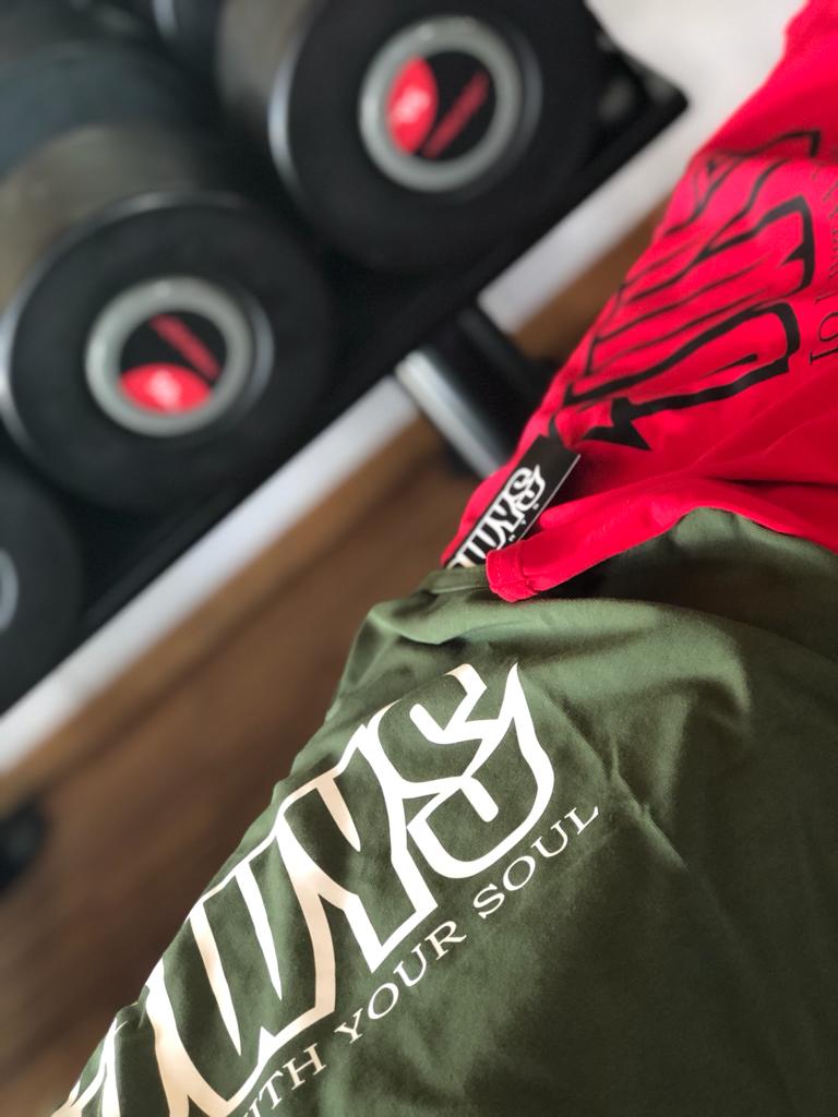 Tanktop Herren in Rot und Grün, Detailaufnahme