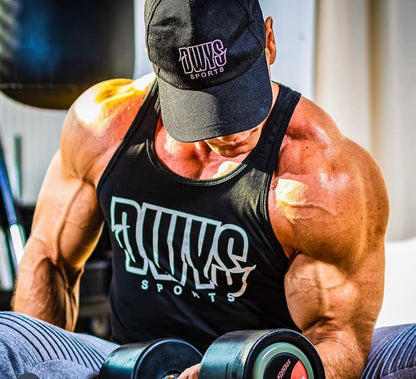 Tanktop Herren in Schwarz, getragen im Gym