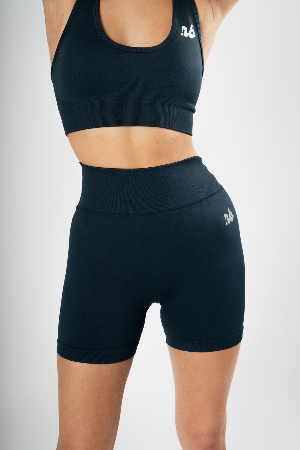 Daily Set Blue-Green – Detail Sport-BH und Scrunch Shorts in Blau-Grün