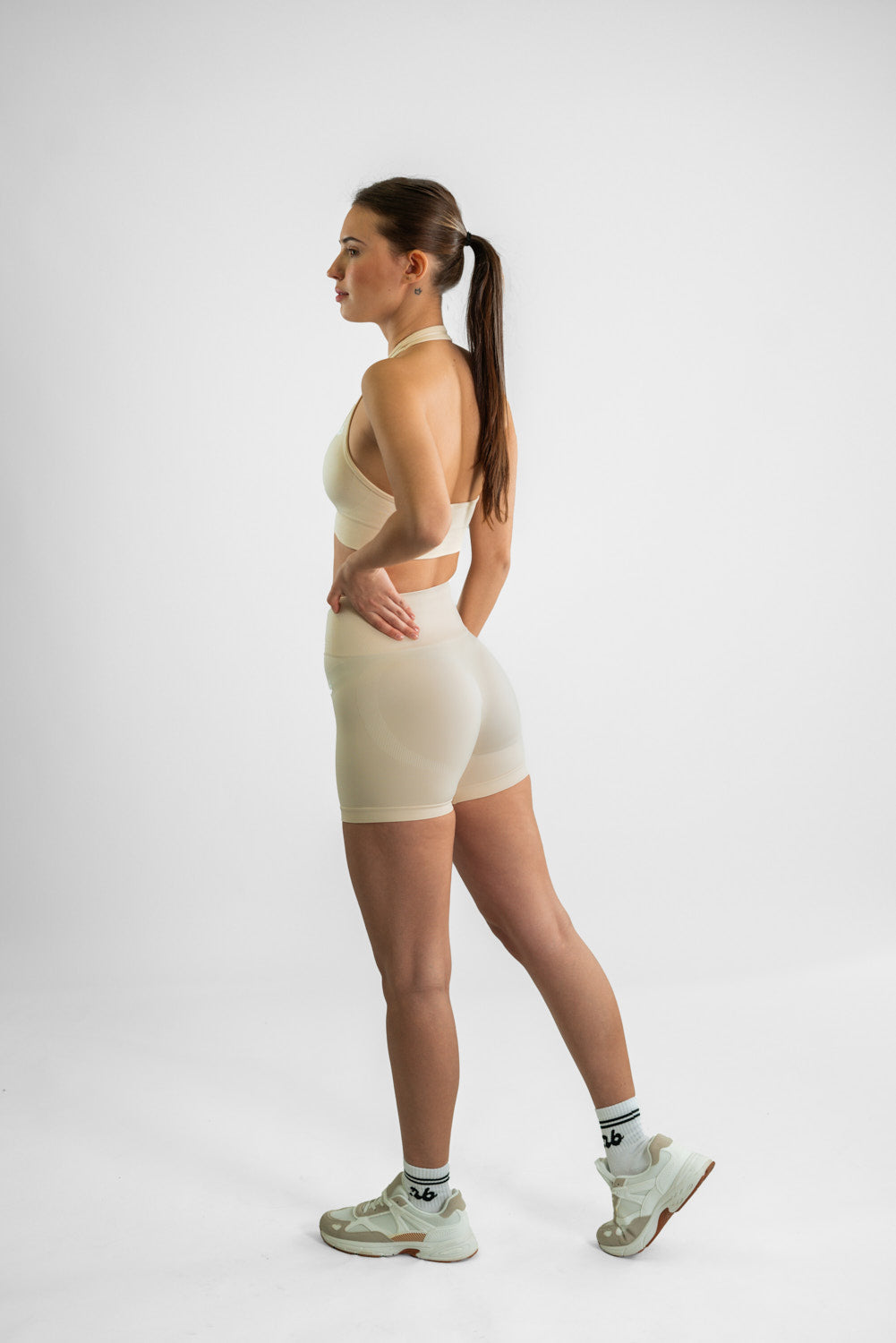 Daily Set Old Lace — Daily Backless Neckholder BH und Daily Seamless Scrunch Shorts in Old Lace