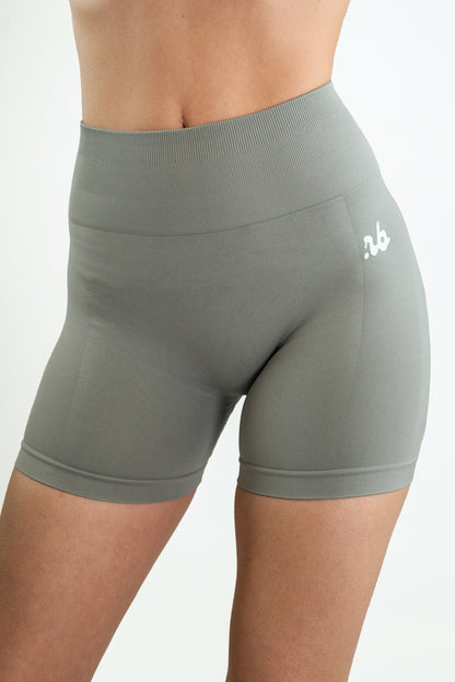 Grey Figure Scrunch Shorts von vorne Nahaufnahme