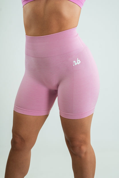 Pinke Figure Scrunch Shorts von vorne Nahaufnahme