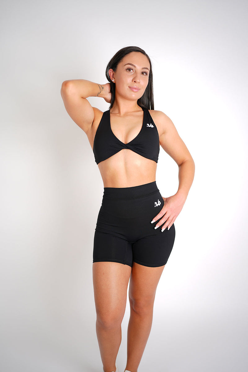 Glamour Short Set Black – Cross Sport-BH und V-Scrunch Shorts in Schwarz, Vorderansicht