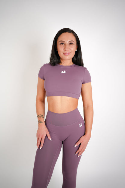 Glamour Casual Set Berry Purple – Cutout Back T-Shirt mit offenem Rücken in Beerenlila, Rückansicht