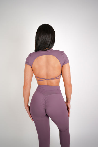 Glamour Cutout Back T-Shirt Berry Purple von hinten nah