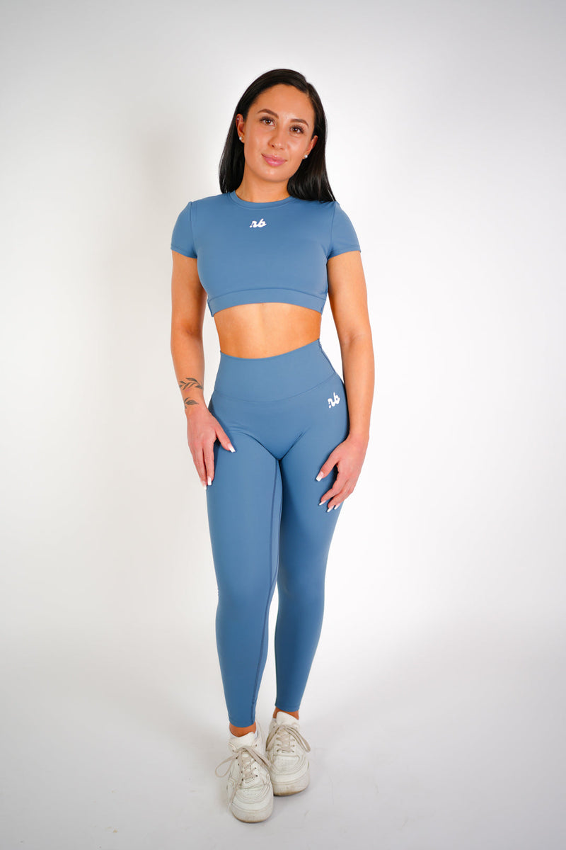 Glamour Casual Set Vintage Blue – Cutout Back T-Shirt und Scrunch Leggings in Vintage Blue, Vorderansicht