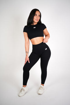 Glamour Scrunch Leggings Black von vorne posiert