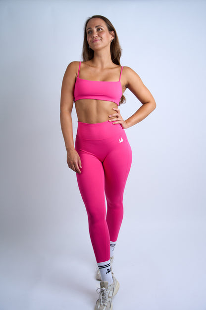 Fuchsia Straps Sport BH von vorne Ganzkörperaufnahme