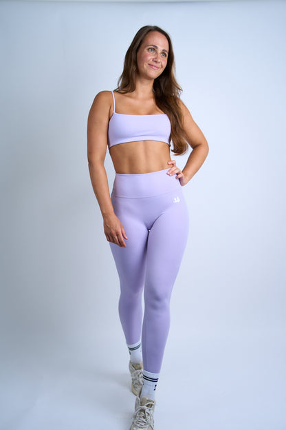 Purple Straps Sport BH von vorne Ganzkörperaufnahme