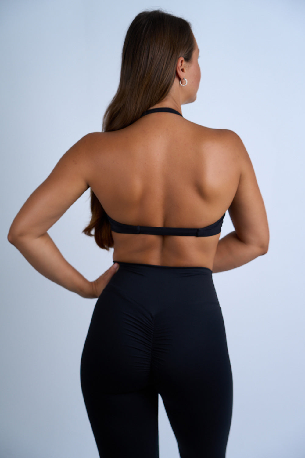 schwarzer Twist Backless Sport-BH von hinten